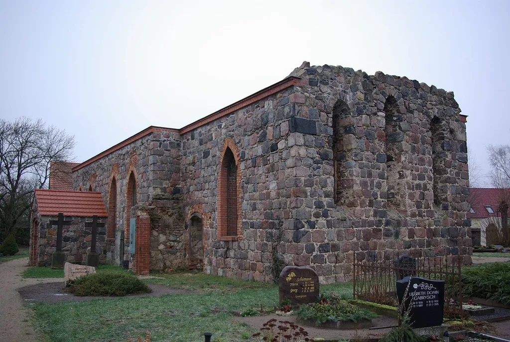 Lebus Ortsteil Mallnow. Die Kirche ist eine Ruine und steht unter Denkmalschutz.