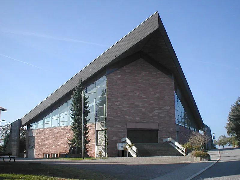 Katholische Kirche (erbaut 1967-69) in Mosbach-Lohrbach, Baden-Württemberg, Deutschland. Nicht zu sehen ist der freistehende 28m hohe Glockenturm.