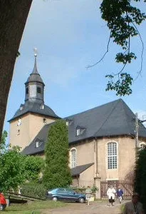 Kirche (mit Ausstattung), Kirchhof mit Einfriedung, zwei Grabmale und Denkmal für die Gefallenen des Ersten Weltkrieges An der Kirche 3