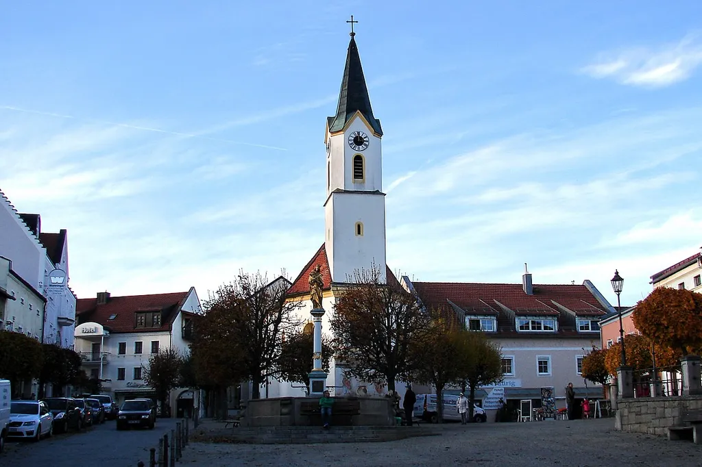 Katholische Kirche St. Veit, sog. Marktkirche, Saalbau mit Walmdach, eingezogenem Chor mit Chorturm und Pilastergliederungen, frühbarock, ab 1645, Chor und Turm 1696/97 erneuert, bez. 1696; mit Ausstattung.