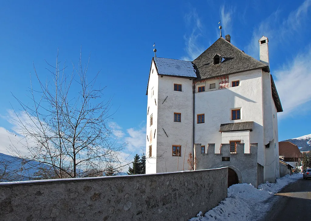 Sichelburg Castle in Falzes/Pfalzen