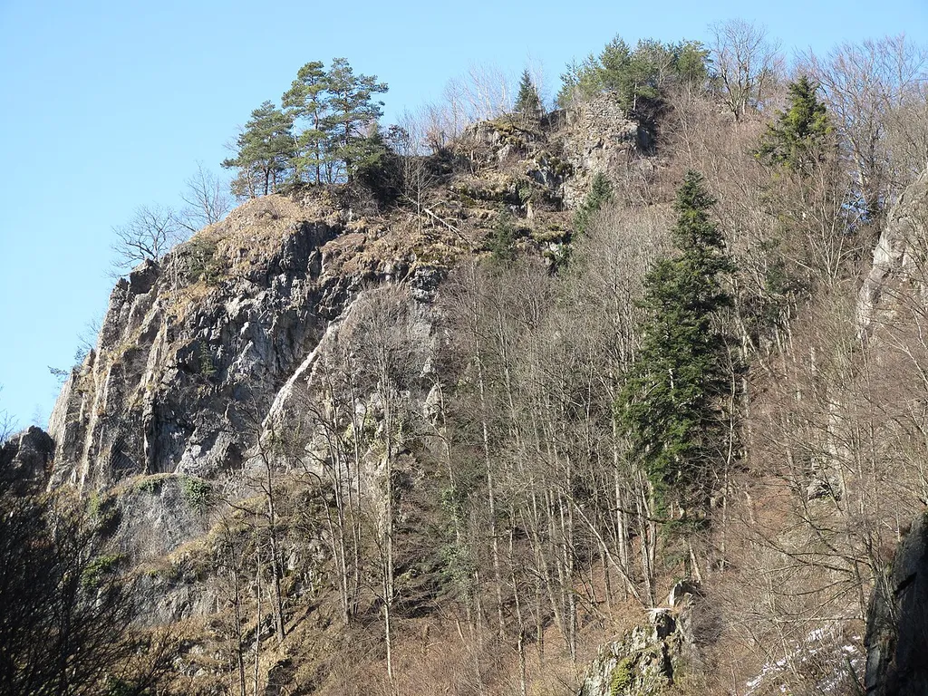 Der Burgfelsen aus Richtung Hirschsprung.