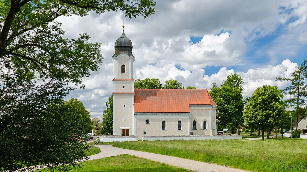 Die Kirche St. Leonhard in Siegertsbrunn im Frühling 2024.