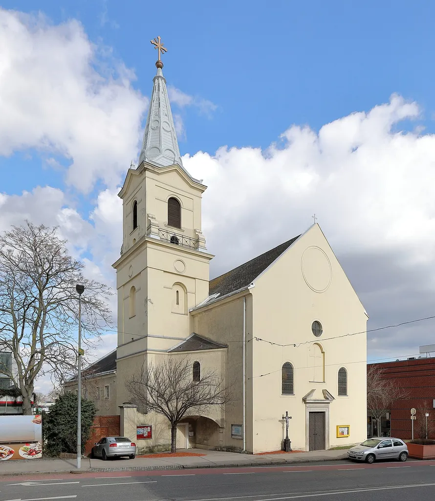 Westansicht der röm.-kath. Filialkirche hl. Dreifaltigkeit und ehemalige Kapuzinerkirche in der niederösterreichischen Stadtgemeinde Schwechalt.Die barocke Saalkirche wurde von 1694 bis 1697 errichtet. 1843 erfolgte der Neubau des Turmes, der 1885 erhöht wurde.