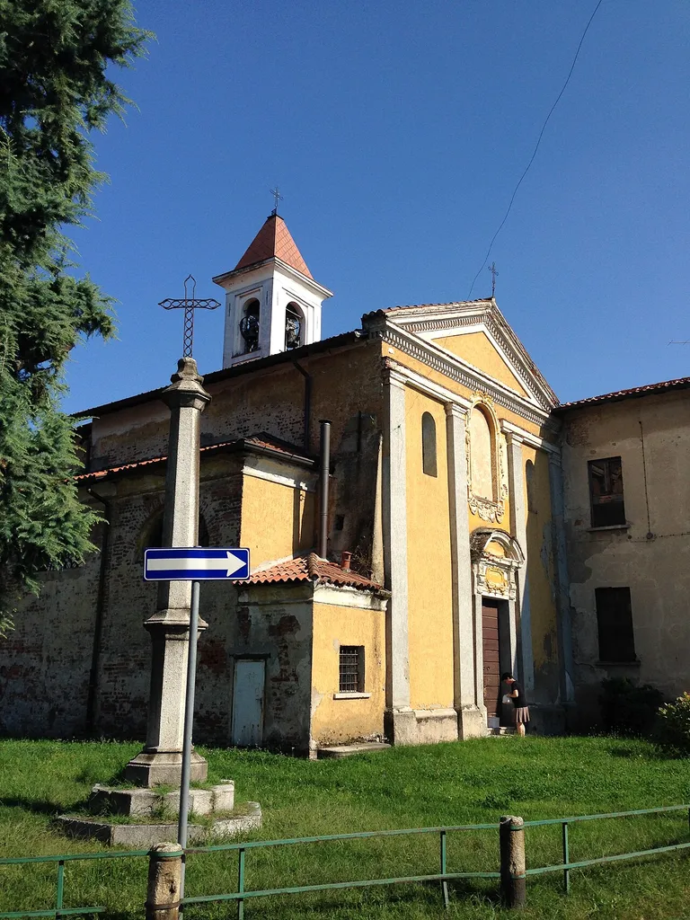 Zibido San Giacomo - Chiesa di Santa Maria Assunta. Sul sagrato è presente una croce in ferro su una colonna in serizzo collocata su un basamento a gradini in granito, che riporta incisa la data di costruzione del 1729.