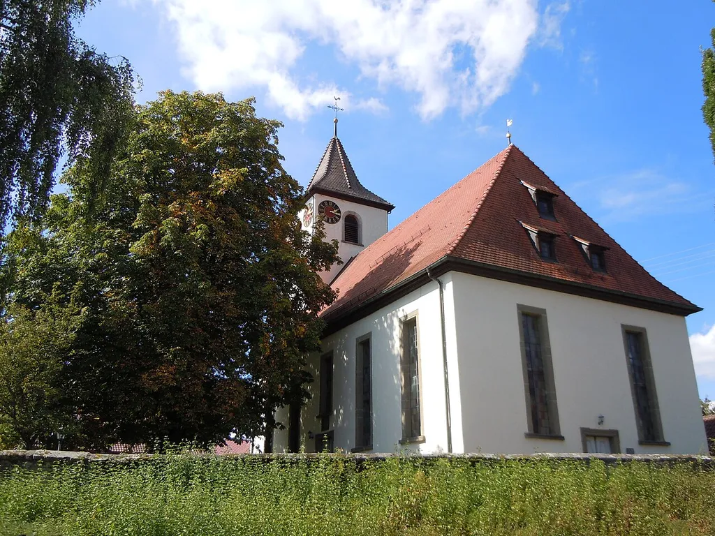 Die evangelische Georgskirche in Bickelsberg (erbaut 1746) mit dem Naturdenkmal "Kastanie an der Kirche" (Schutzgebiets-Nr. 84170540317).