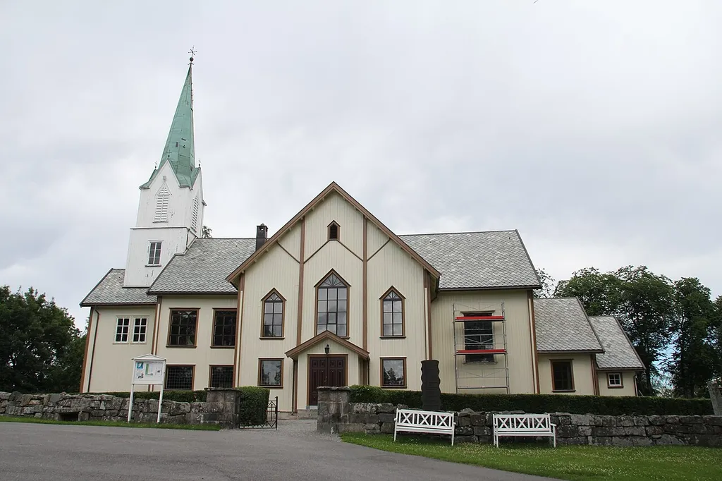 Askim kirke er sognekirke for Askim, og er en tømmerkirke fra 1878.