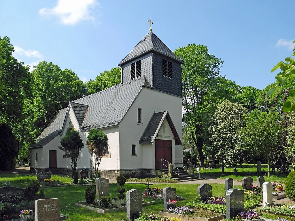 Paul-Gerhardt-Kirche in Dresden-Gittersee, Friedhofstraße 10, Architekt: Woldemar Kandler, Bauausführung: Gebrüder Fichtner (1897 als Friedhofskapelle erbaut, Umbau zur Kirche 1928)