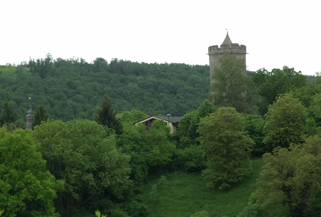 Bildbeschreibung: Burg Lissberg in Ortenberg-Lissberg, von Westen gesehen Quelle: eigene Aufnahme Fotograf: Joachim Hensel-Losch (Idler 19:04, 22 May 2006 (UTC)) Datum: 22.05.2006