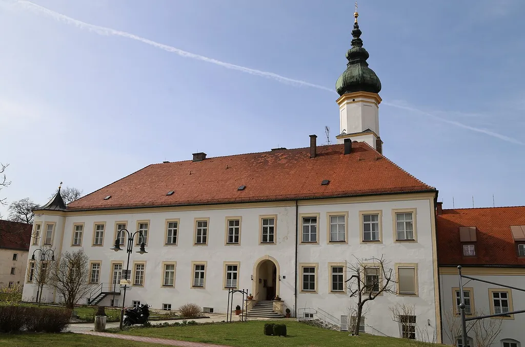 Sankt Veit 1, Neumarkt-Sankt Veit; ehemalige Benediktinerklosterkirche, jetzt katholische Stadtpfarrkirche St. Veit, zweischiffige Hallenkirche, spätgotisch, im 15. Jahrhundert unter Verwendung älterer, noch romanischer Bauteile errichtet, Wiederaufbau der Dächer der nördlichen und südlichen Schiffe nach Brand 1709, um 1890 verstärkt