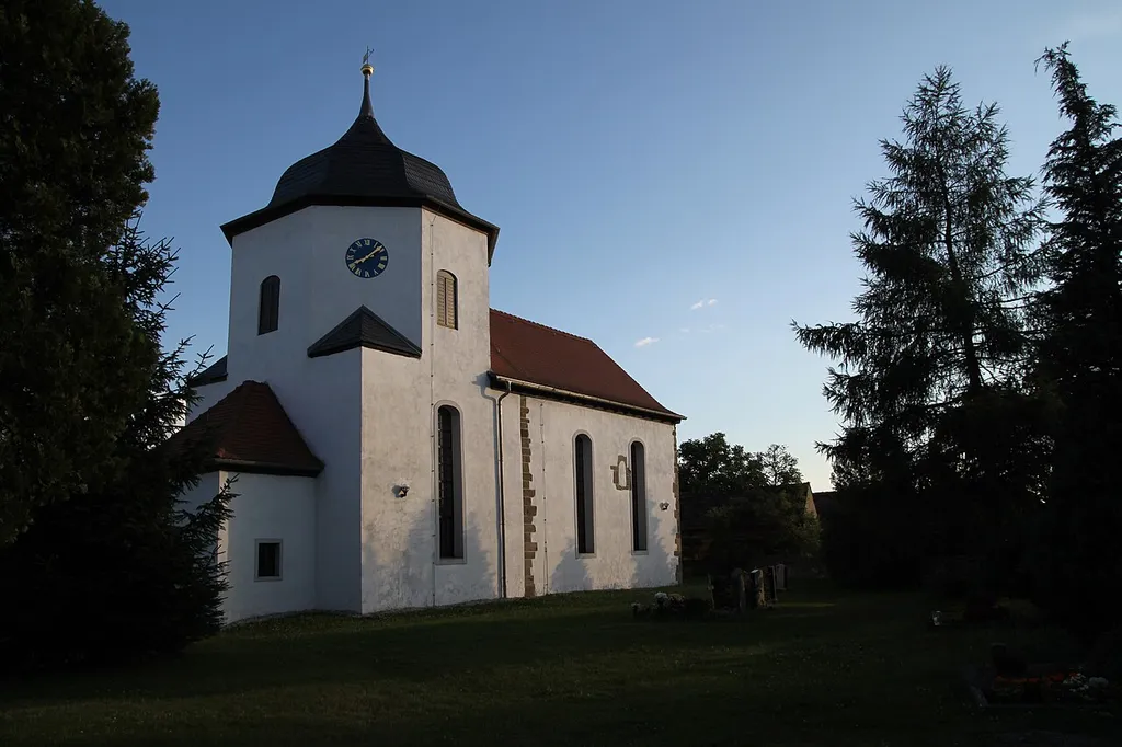 Thränitz, Dorfkirche mit Friedhof