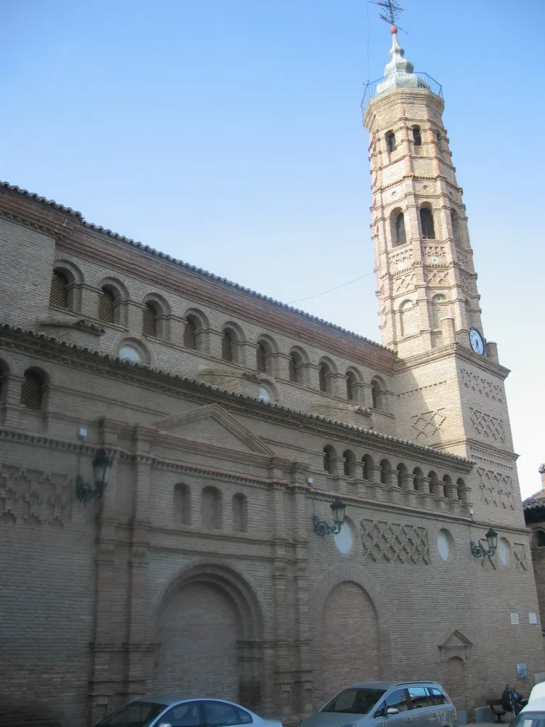 Fachada y torre de la Iglesia de Paniza