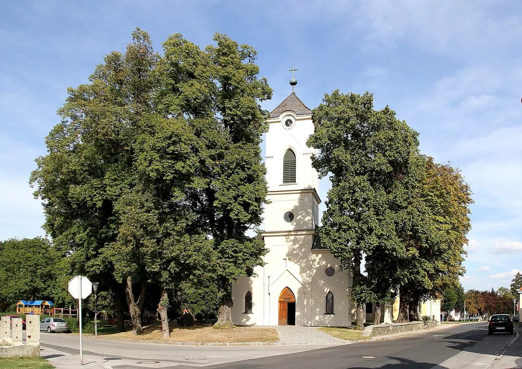 Die katholische Pfarrkirche hll. Simon und Judas Thaddäus in Mitterpullendorf, ein Ortsteil der burgenländischen Bezirkshauptstadt Oberpullendorf.