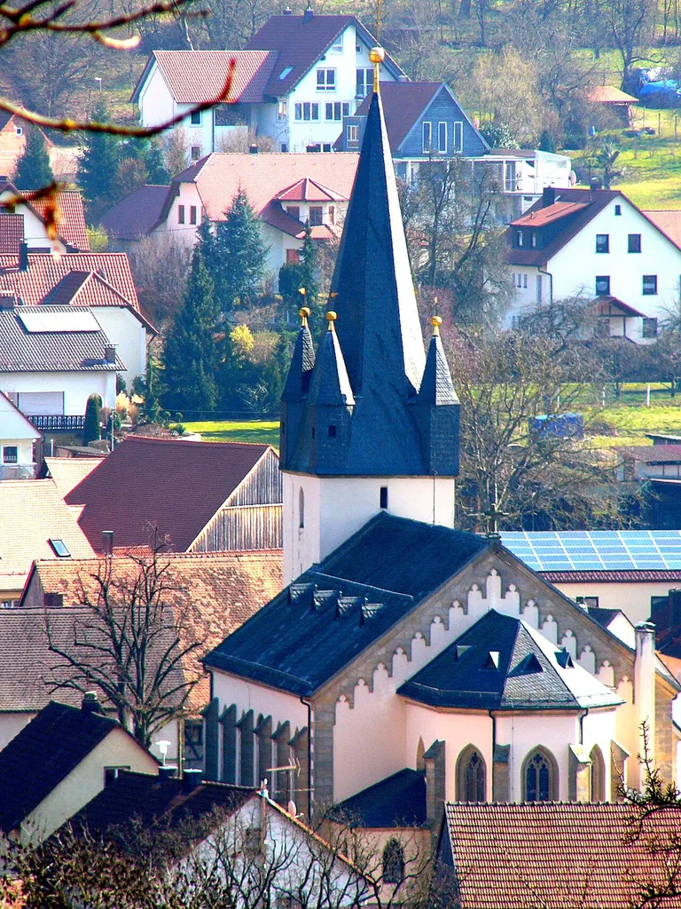 Katholische Pfarrkirche St. Jakobus; massive Saalkirche, verputzt, Chorturm mit Spitzhelm und Ecktürmchen 15. Jahrhundert, Langhaus und eingezogener Chor mit flach geneigtem Satteldach, neugotisch, 1884/86 von Friedrich Kratzer und Franz Joseph Ritter von Denzinger; mit Ausstattung.