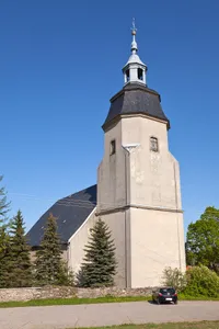 Kirche mit Ausstattung, Kirchhof, Einfriedung mit Torbogen, ein Grabmal und Almosenstein sowie Denkmal für die Gefallenen des Deutsch-Französischen Krieges Hauptstraße 127
