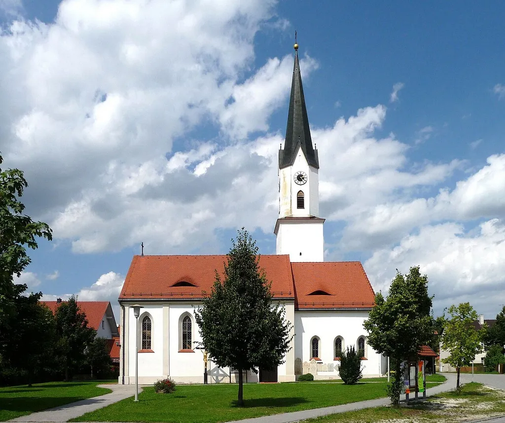 Die Kuratiekirche Mariä Himmelfahrt in Weng
