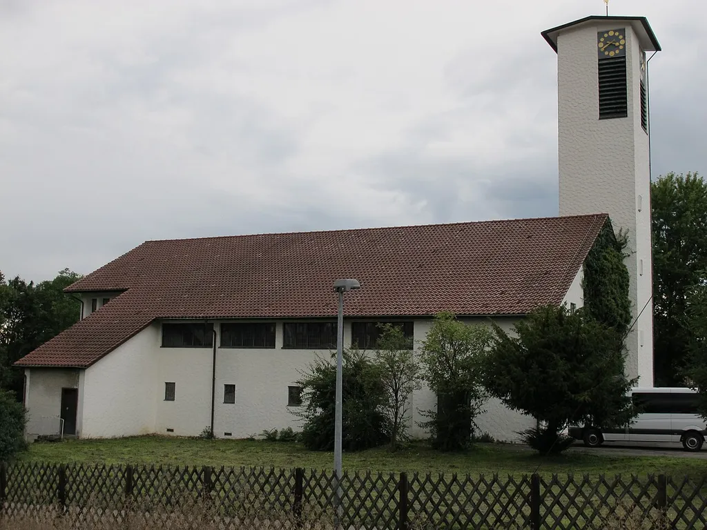 Evangelische Friedenskirche mit Gemeindesaal, Kindergarten sowie Mesner- und Kindergärtnerinnenwohnung samt Garten und Freifläche, 1959/60.