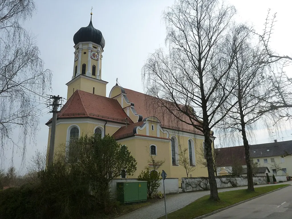 Katholische Pfarrkirche St. Laurentius Ehingen, barocker Neubau 1717/19 von Jörg Radmiller, 1928 verlängert; mit Ausstattung.