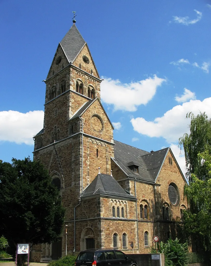 Evangelische Kirche in Geisenheim, errichtet im Neuromanischen Stil, eingeweiht 1897, Ansicht von Westen