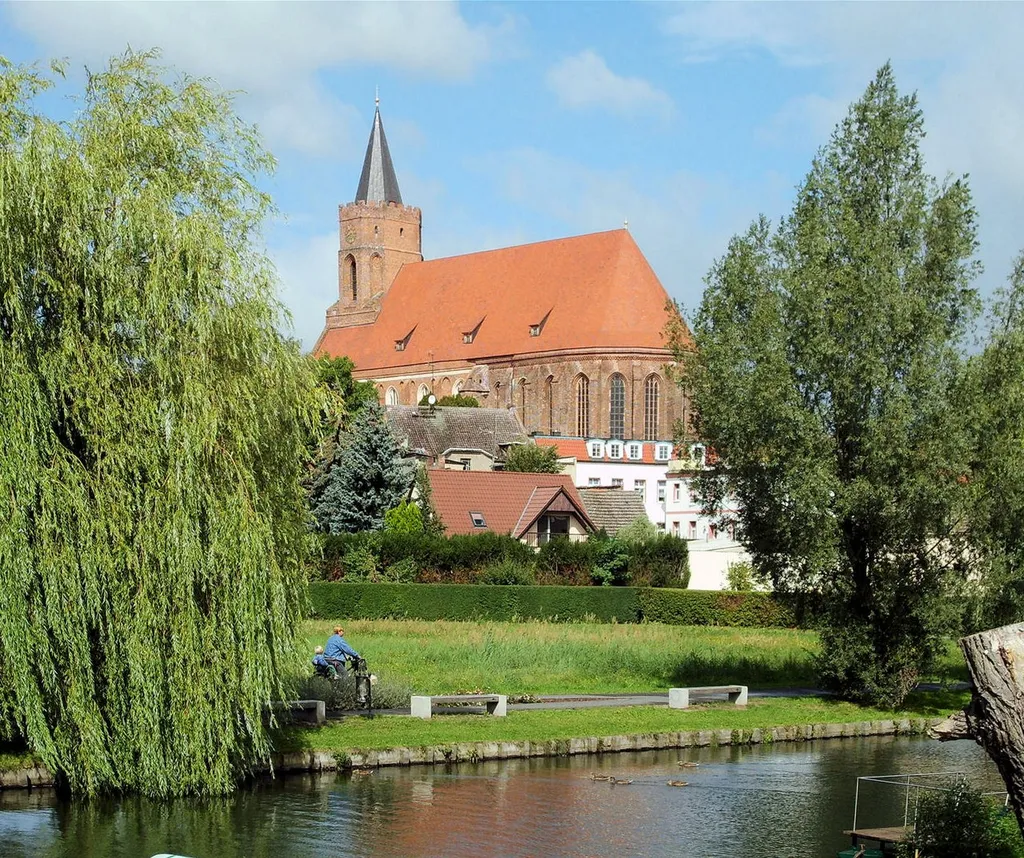 Marienkirche in Beeskow, Deutschland, fotografiert von der Spreeinsel (Fischerkiez) aus.
