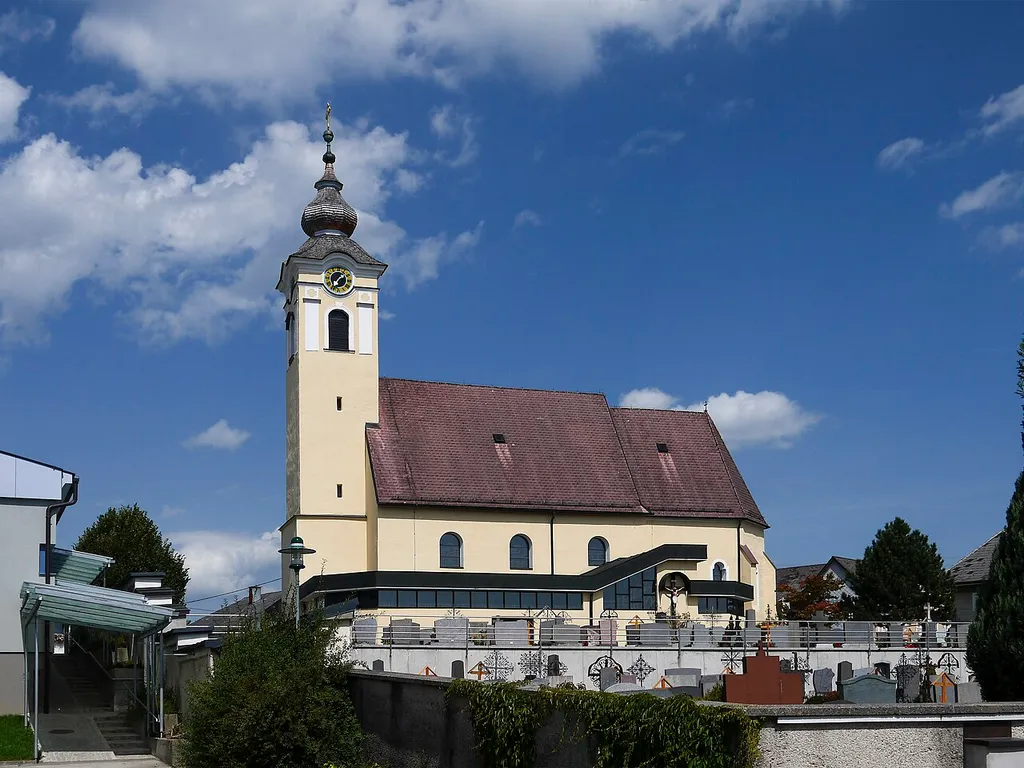 Kath. Pfarrkirche hl. Leonhard mit Friedhof
