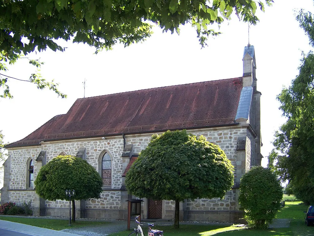 Offenberg, Aschenau, Hauptstraße 29. Katholische Kirche Herz Jesu. Neugotischer unverputzter Hausteinbau mit eingezogenem Chor und Giebelreiter, 1885; mit Ausstattung.