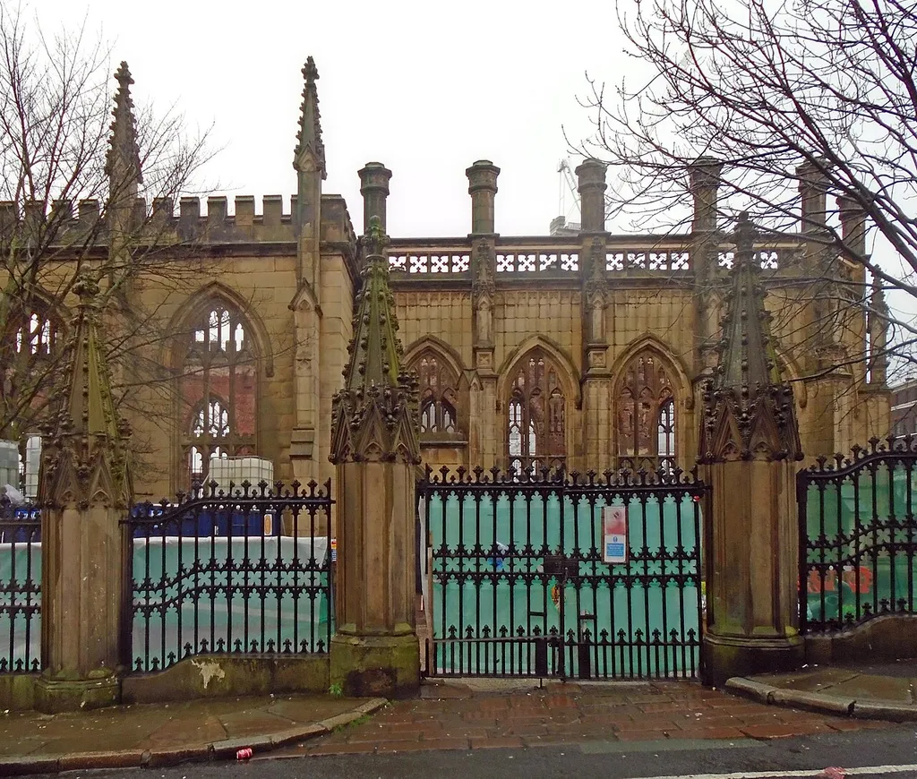 Gates and piers on Bold Place