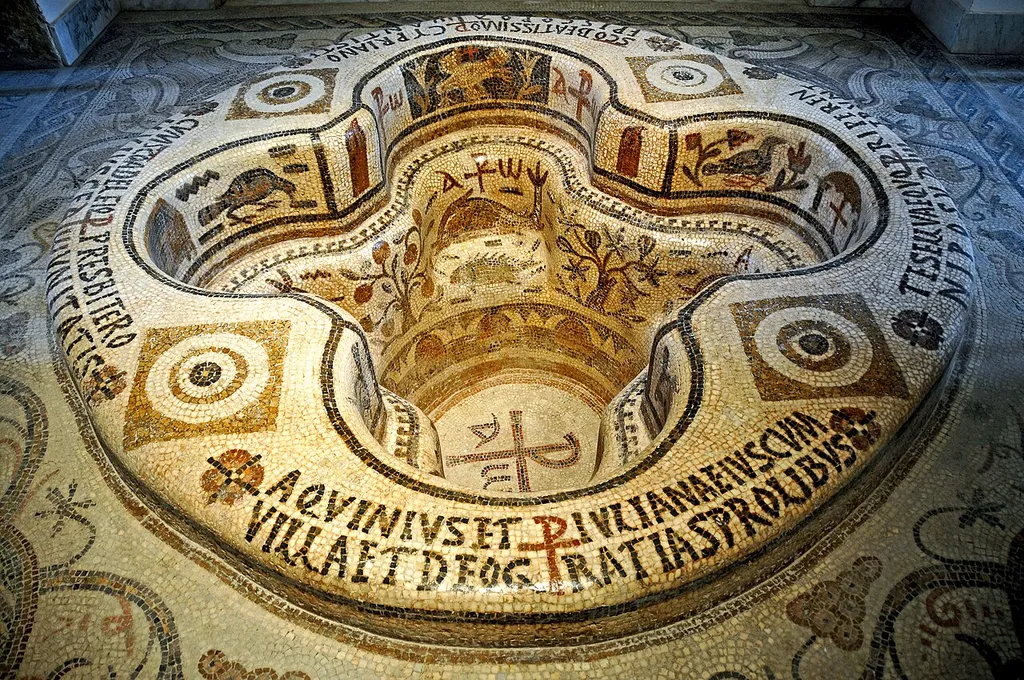 Gros plan sur le baptistère de Kélibia (deuxième moitié du VIe siècle) au musée national du Bardo, en Tunisie.
