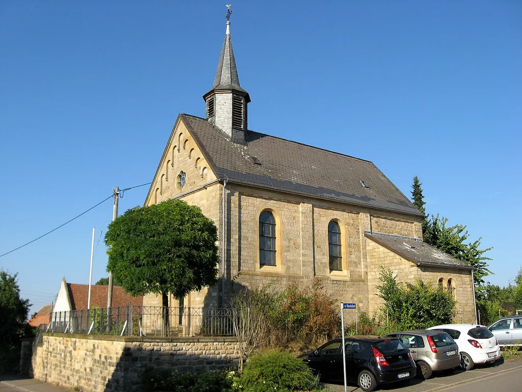 Katholische Kirche zum Heiligen Altarsakrament, Ackergasse 1 in Freimersheim; romanisierender Sandsteinquaderbau