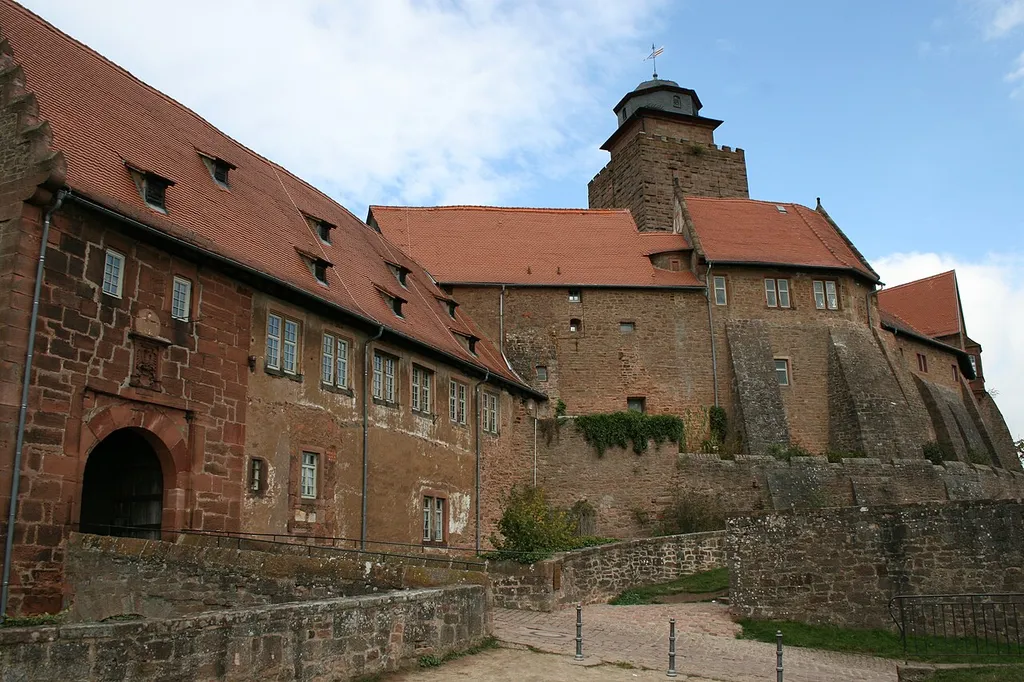 de:Burg Breuberg im Odenwald, Blick auf den Torbau (links) und die Kernburg 2009.