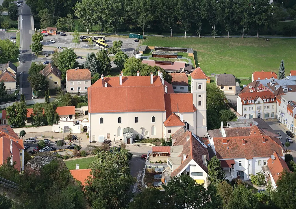 Der Franziskanerklosterkomplex in der burgenländischen Bezirkshauptstadt Güssing von der Burg aus gesehen. Im Vordergrund die Klosterkirche Mariae Heimsuchung und dahinter an diese angebaut ein Dreiflügelbau. Errichtet in der Mitte des 17. Jahrhunderts.