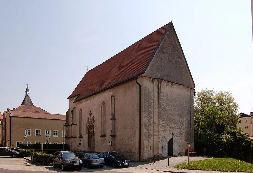 Die Friedhofskirche hl. Martin am Kirchenplatz in Braunau am Inn (Oberösterreich). This media shows the protected monument with ObjektID 109559 in Austria. (Commons, de, Wikidata)