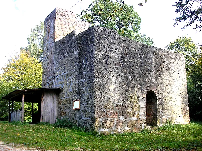 Burg Bocksberg (Bocksberg, Gemeinde Laugna, Bayerisch-Schwaben). Die Ruine des Bergfriedes. Eigene Aufnahme, Sept. 2007 / Bocksberg castle near Laugna (Bavaria, Germany). The ruins of the keep. Own photo, Sept. 2007