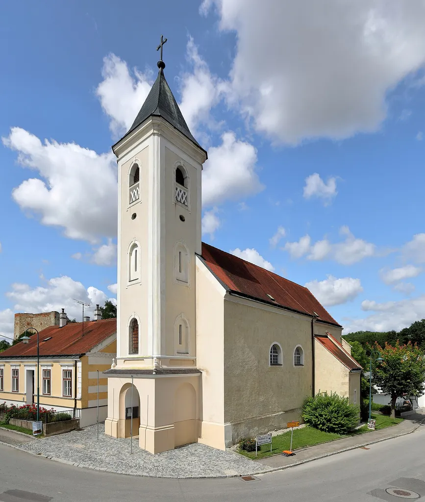 Südansicht der röm.-kath. Pfarrkirche Maria Verkündigung in Wenzersdorf, ein Ortsteil der niederösterreichischen Gemeinde Gnadendorf.Der einheitliche spätgotische Sakralbau wurde in der 2. Hälfte des 15. Jahrhunderts errichtet. Im 4. Viertel des 17. Jahrhunderts erfolgte die Barockisierung des Langhauses und im 4. Viertel des 18. Jahrhunderts die Errichtung des Turmes.